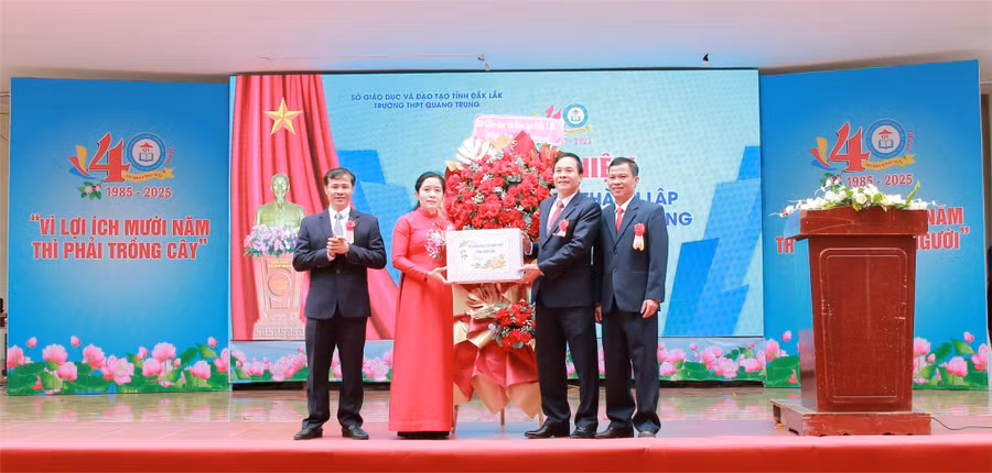 Giám đốc Sở GD&ĐT Lê Thị Thanh Xuân tặng hoa chúc mừng Trường THPT Quang Trung 40 năm hình thành và phát triển. (Ảnh: TT)