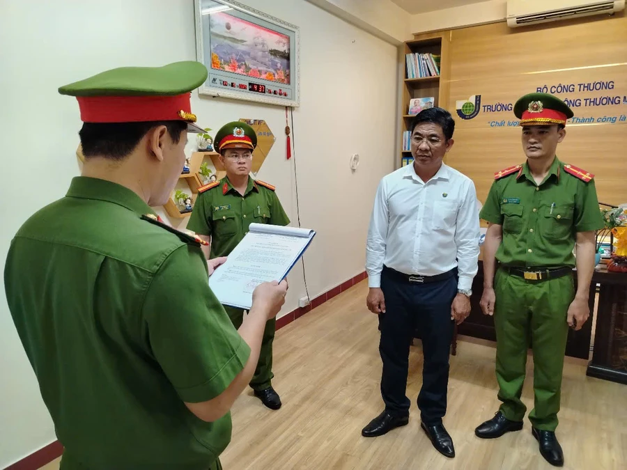 Công an tỉnh Phú Yên thi hành lệnh bắt tạm giam ông Trần Kim Quyên. (Ảnh: Công an Phú Yên)