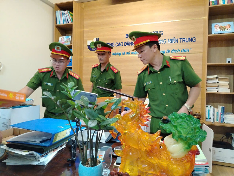 Công an tỉnh Phú Yên khám xét nơi làm việc của ông Trần Kim Quyên. (Ảnh: Công an Phú Yên) ong-quyen-2.jpg