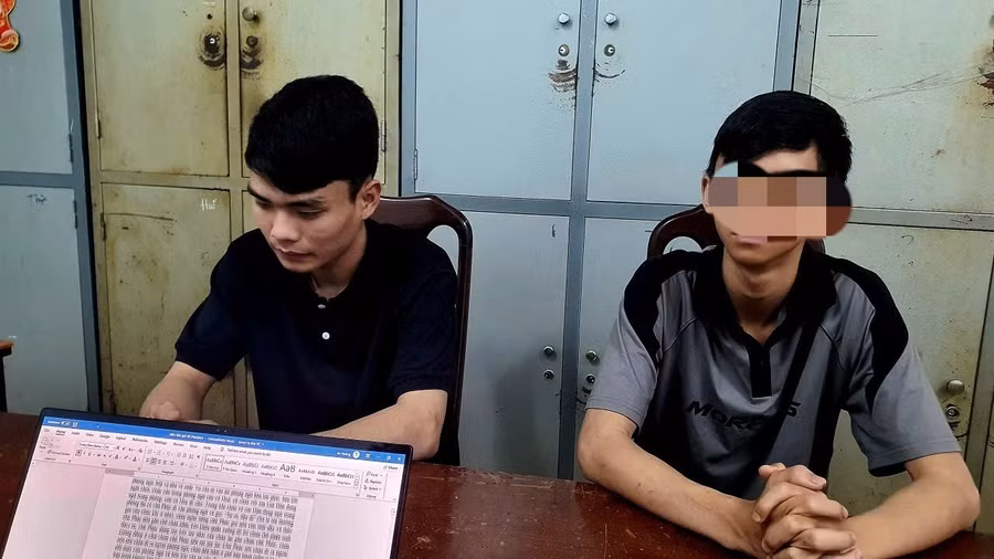 2 nam thanh niên dùng dao, kéo đâm người khác bị bắt giữ tại Công an Đắk Lắk. (Ảnh: SĐ)