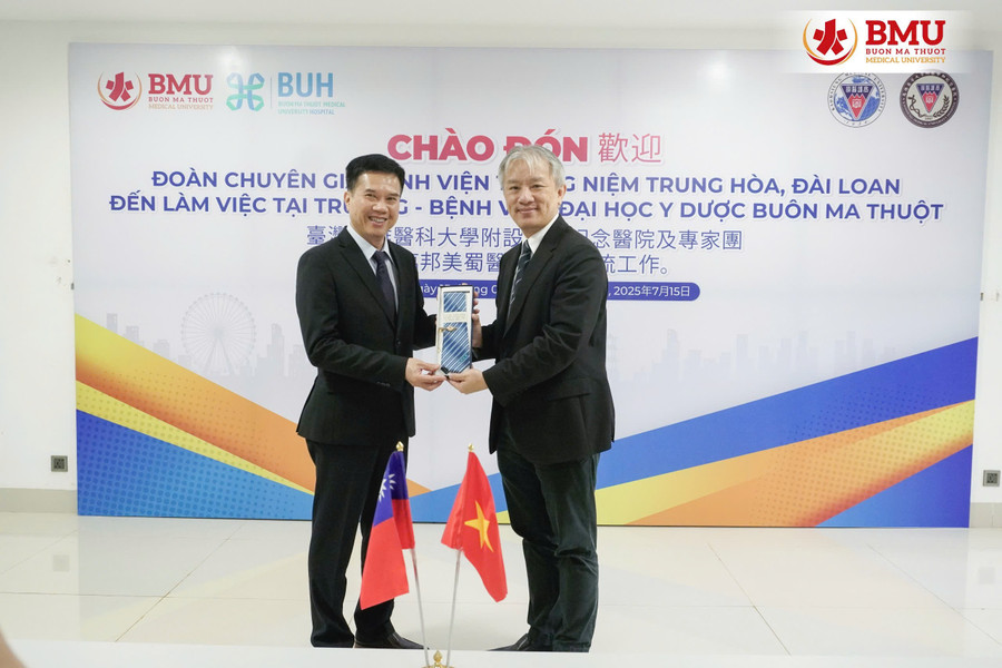Đại diện BMU và BUH và đại diện Bệnh viện Tưởng niệm Trung Hòa, Đài Loan trao quà lưu niệm. (Ảnh: TQ) hop-tac.jpg