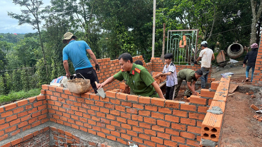 Công an, người dân, cán bộ địa phương cùng nhau xây dựng nhà cho người dân vùng DTTS tại Lâm Đồng. (Ảnh: QT)