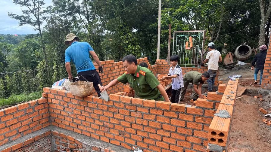 Công an, người dân, cán bộ địa phương cùng nhau xây dựng nhà cho người dân vùng DTTS tại Lâm Đồng. (Ảnh: QT)