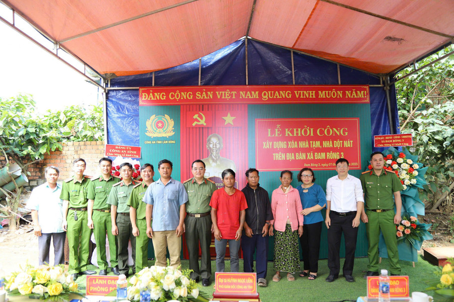 Đại tá Huỳnh Ngọc Liêm (thứ 7 từ trái sang) - Phó Giám đốc Công an tỉnh động viên 2 hộ nghèo được hỗ trợ xây nhà tại xã Đam Rông 3. (Ảnh: CA) ld2.jpg