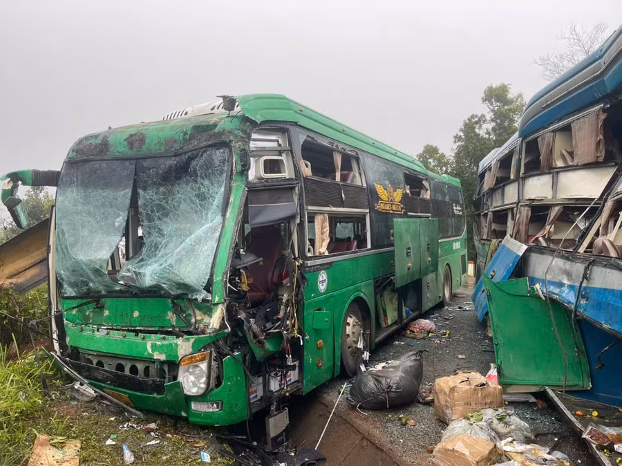 Hai xe khách đối đầu trên quốc lộ 14, nhiều người bị thương