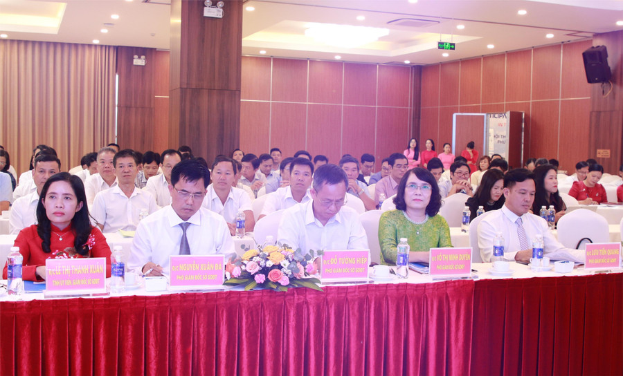 Ban Giám đốc Sở GD&ĐT dự Hội nghị điển hình tiên tiến lần thứ I. (Ảnh: Thành Tâm) 1-db-so.jpg