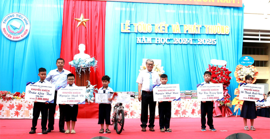 Trưởng phòng GD&ĐT TP Buôn Ma Thuột Nguyễn Hữu Luật cùng lãnh đạo nhà trường trao thưởng cho học sinh. (Ảnh: Thành Tâm) 2-kt6-2.jpg