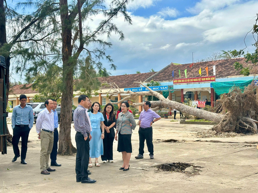 Sở GD&ĐT kiểm tra công tác khắc phục hậu quả sau bão tại Trường THCS Bùi Thị Xuân, xã Xuân Lộc.