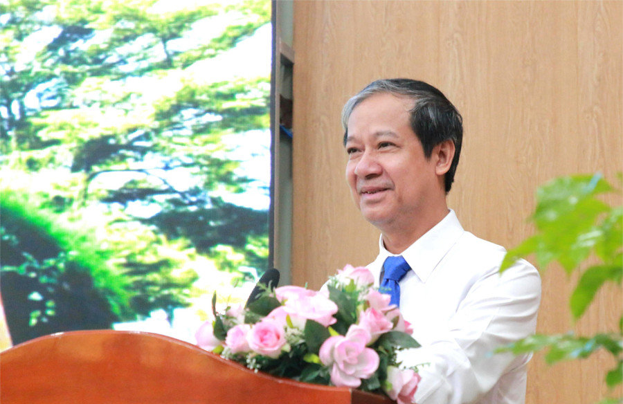 Bộ trưởng Bộ GD&ĐT Nguyễn Kim Sơn trao đổi với lãnh đạo, giáo viên Trường Cao đẳng Sư phạm Trung ương – Nha Trang. (Ảnh: Thành Tâm) 1-bt-cd.jpg