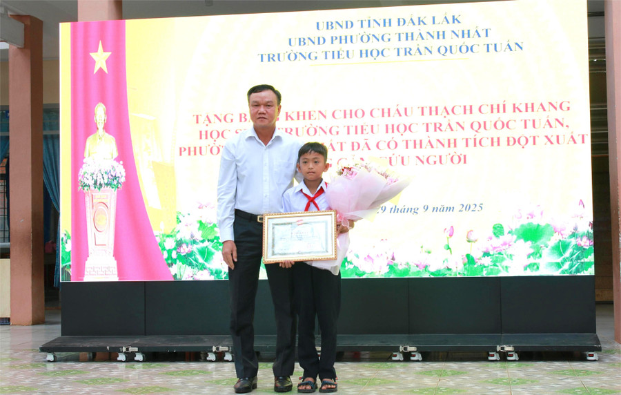 Phó Chủ tịch UBND tỉnh Đắk Lắk Đào Mỹ trao Bằng khen cho em Thạch Chí Khang. (Ảnh: Thành Tâm)