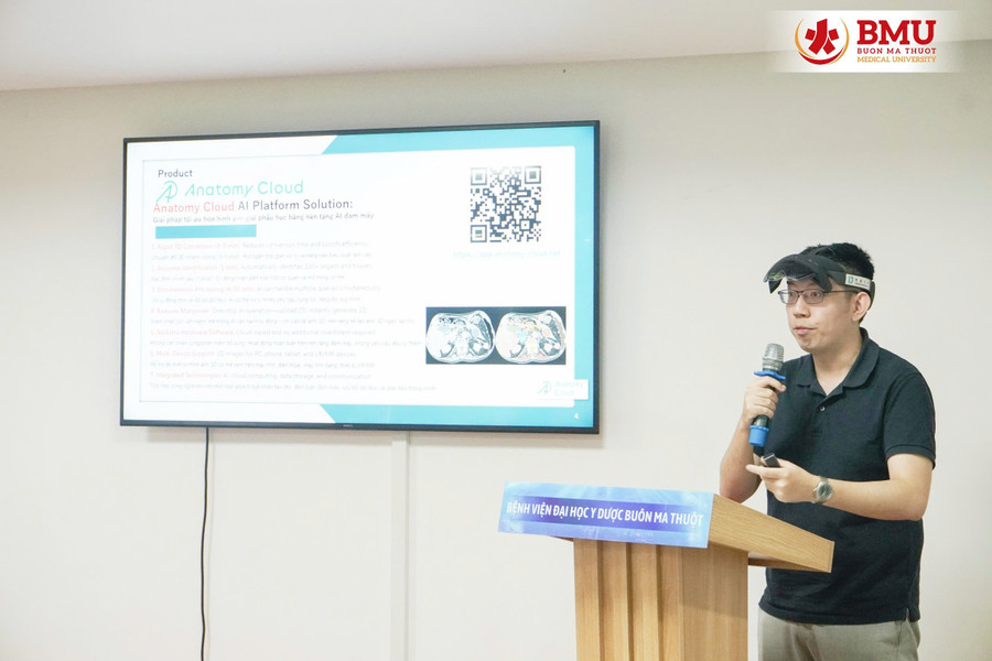 Đại diện Công ty IntelliGen Technology giới thiệu về ứng dụng thực tế ảo (VR). (Ảnh: TQ) chuyen-giao.jpg