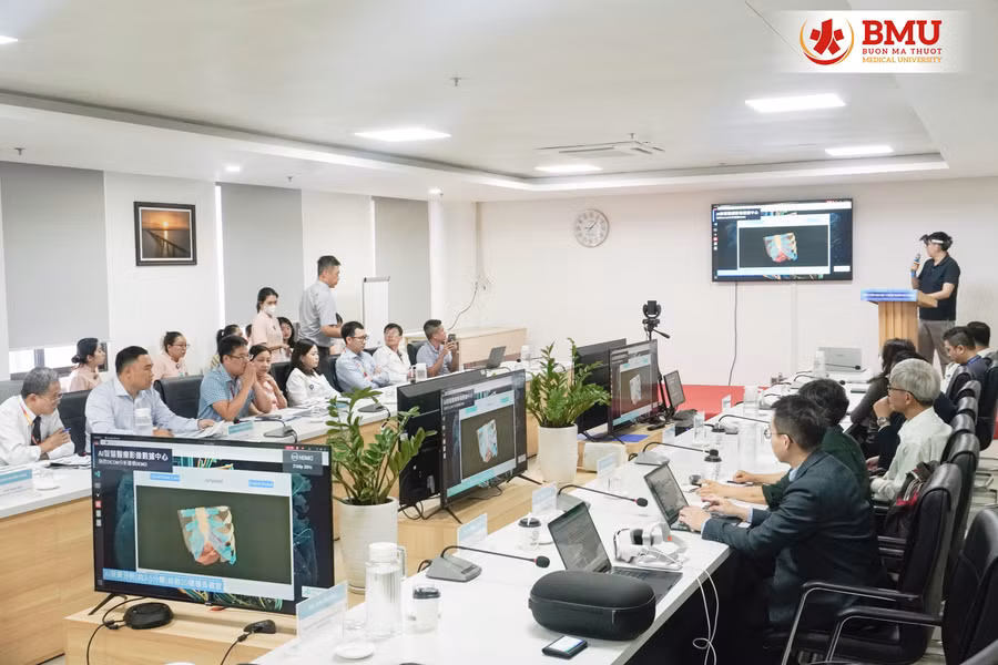 Đại diện Công ty IntelliGen Technology giới thiệu về ứng dụng thực tế ảo (VR). (Ảnh: TQ)