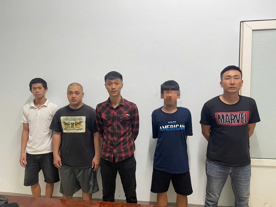 Các nhân viên 2 quán cơm bị bắt giữ sau hỗn chiến. (Ảnh: CA)
