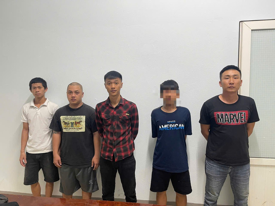 Các nhân viên 2 quán cơm bị bắt giữ sau hỗn chiến. (Ảnh: CA)
