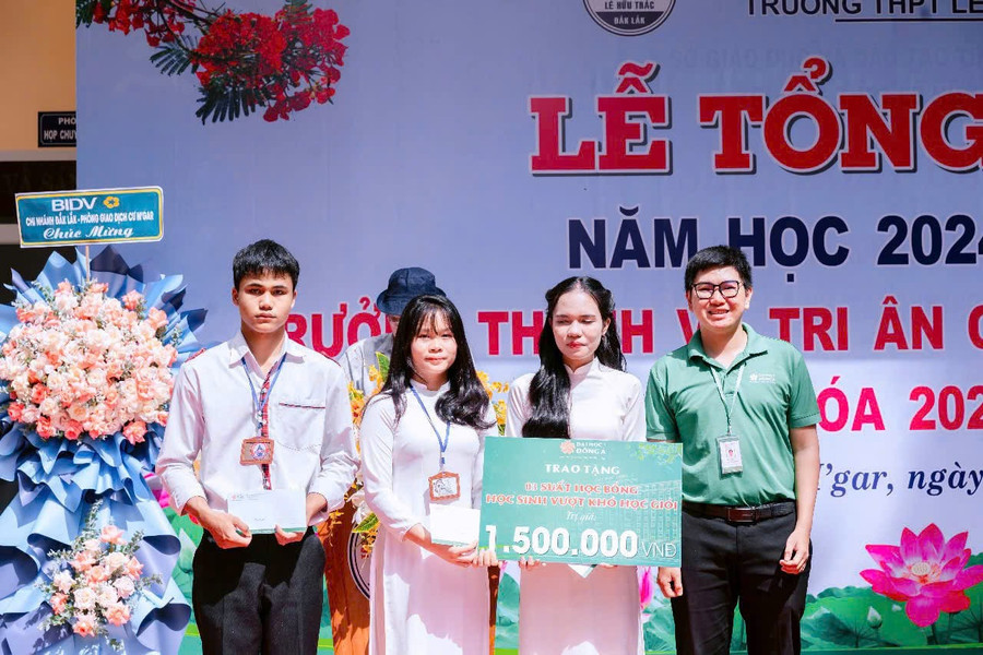 Nguyễn Thị Thanh Huyền nhận học bổng từ Trường Đại học Đông Á trong năm học cuối cấp THPT. (Ảnh: TT) z6810027333780-b248901422d6e2a0b9a2f3e26afebfbb.jpg
