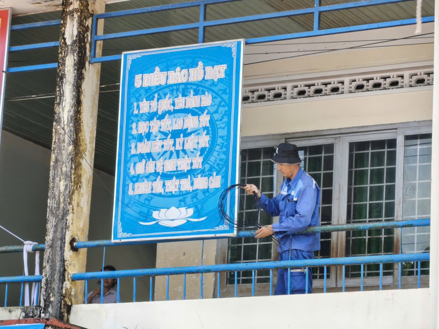 Nhân viên kỹ thuật chuẩn bị đường truyền cho điểm cầu tại Trường THCS Võ Thị Sáu, xã Buôn Đôn. (Ảnh: TT) 2-kg.jpg