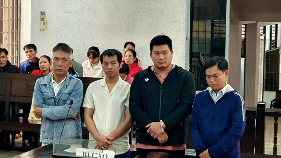 Các bị cáo tại phiên tòa xét xử ngày 23/9. (Ảnh: TA)