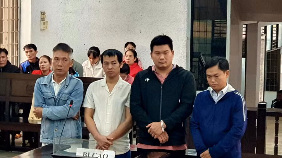 Các bị cáo tại phiên tòa xét xử ngày 23/9. (Ảnh: TA)