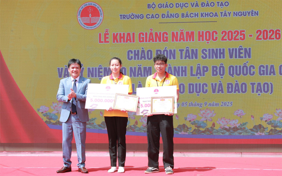 ThS Nguyễn Thái Bình trao học bổng cho 2 sinh viên xuất sắc năm học 2024-2025. 2.jpg