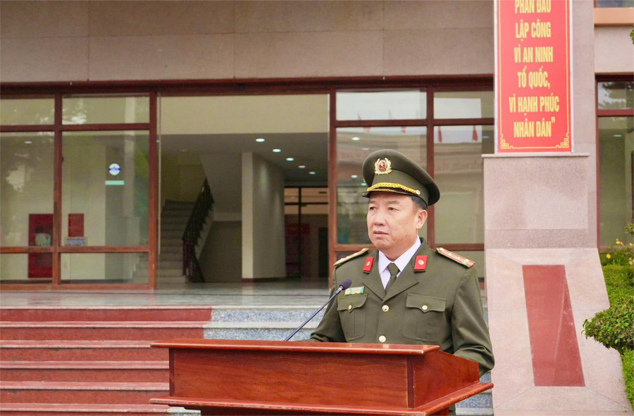 Đại tá Trần Văn Mười, Phó Giám đốc Công an tỉnh Lâm Đồng phát động thi đua. (Ảnh: NY) 1-1.jpg