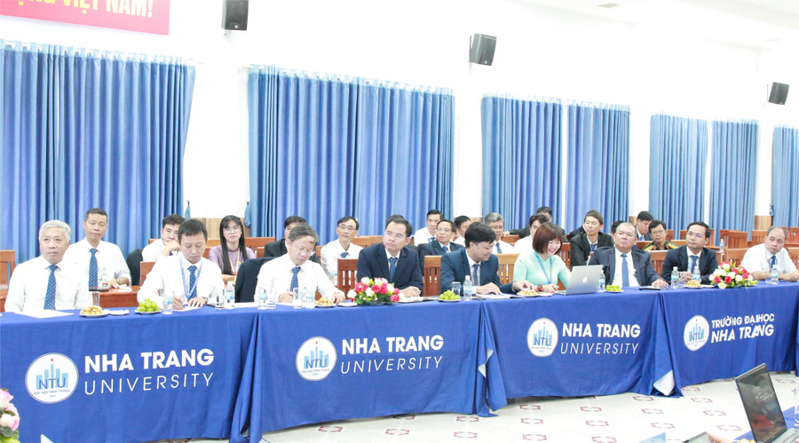 Lãnh đạo, giảng viên Trường Đại học Nha Trang tham dự buổi làm việc với Bộ trưởng Bộ GD&ĐT Nguyễn Kim Sơn. (Ảnh: Thành Tâm) a3-bt-nguyen-kim-son-dai-hoc-nha-trang.jpg