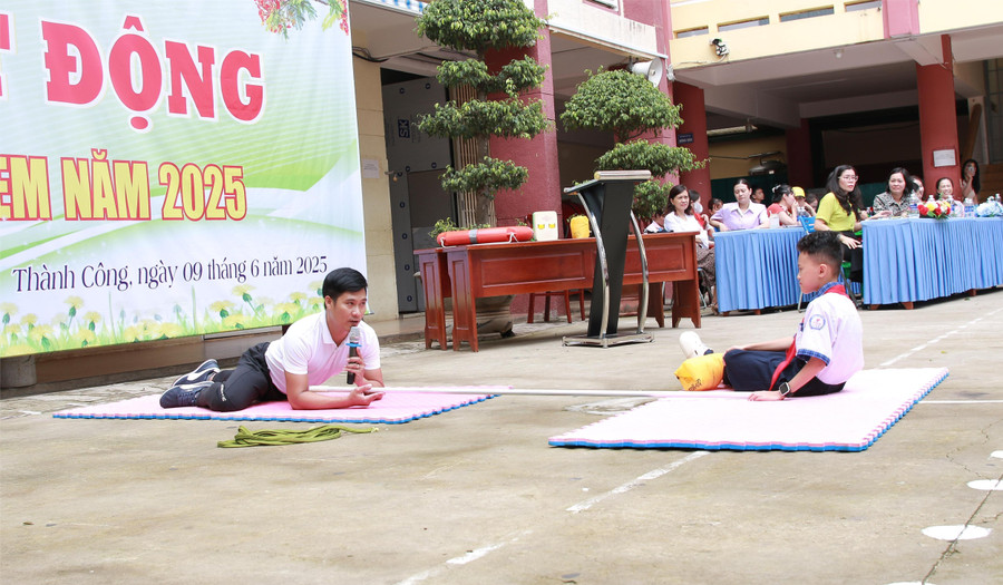 Thầy Tạ Minh Đức, Trường Tiểu học Phan Chu Trinh (TP Buôn Ma Thuột) hướng dẫn cứu bạn đúng cách. (Ảnh: Thành Tâm) 1.jpg