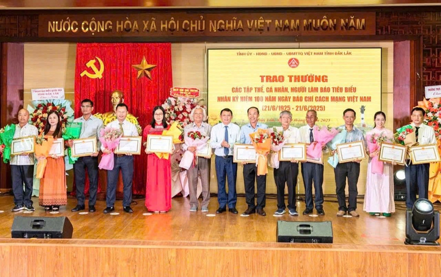 Tặng Bằng khen cho các đơn vị. (Ảnh: TT). 1000030583.jpg