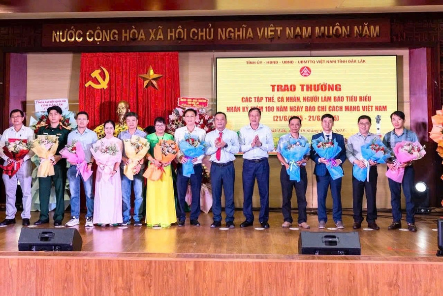 Lãnh đạo tỉnh Đắk Lắk tặng hoa chúc mừng các phóng viên, nhà báo. (Ảnh: TT). 1000030584.jpg
