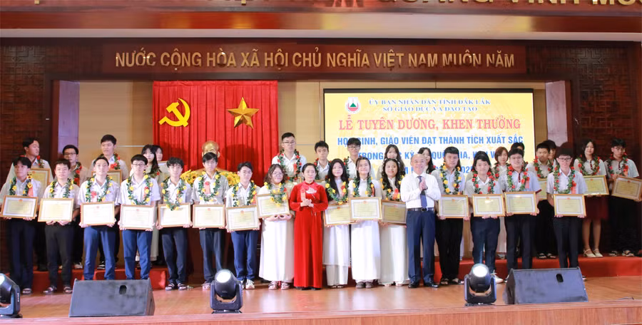 Ban tổ chức trao Bằng khen của Bộ trưởng Bộ GD&ĐT cho các học sinh giỏi quốc gia năm học 2024-2025. (Ảnh: Thành Tâm)