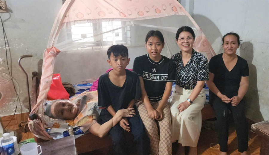Bà Nguyễn Thị Giang - Phó Hiệu trưởng Trường Tiểu học Trần Quốc Tuấn (thứ 2 từ phải qua) đến thăm, động viên bà cháu Thạch Chí Khang. (Ảnh: TT) 1-gia-canh.jpg
