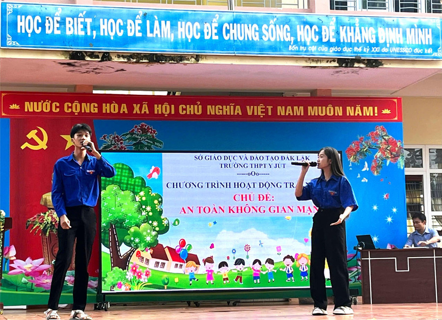 Học sinh tham gia khởi động cùng chương trình. (Ảnh: Ban Truyền thông)