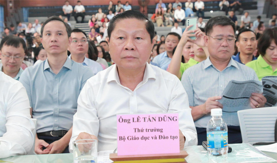 Thứ trưởng Bộ GD&ĐT Lê Tấn Dũng dự, chỉ đạo Hội nghị. (Ảnh: Thành Tâm) 1-thu-truong1.jpg