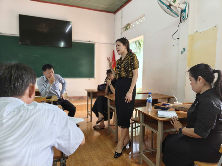 Đoàn công tác của Sở GD&ĐT kiểm tra, hỗ trợ điểm cầu tại Trường THCS Võ Thị Sáu, xã Buôn Đôn. (Ảnh: TT) 1-kg.jpg