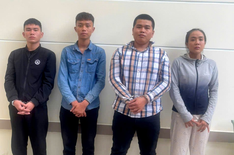 Nhóm người liên quan đến vụ bắt giữ người trái pháp luật ở Lâm Đồng tại cơ quan Công an. (Ảnh: NY) nhom-bat-nguoi.jpg