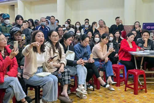 Hàng trăm phụ huynh đến Trường Tiểu học Trưng Vương dự buổi làm việc liên quan suất ăn bán trú. (Ảnh: QT) a2-ba.jpg