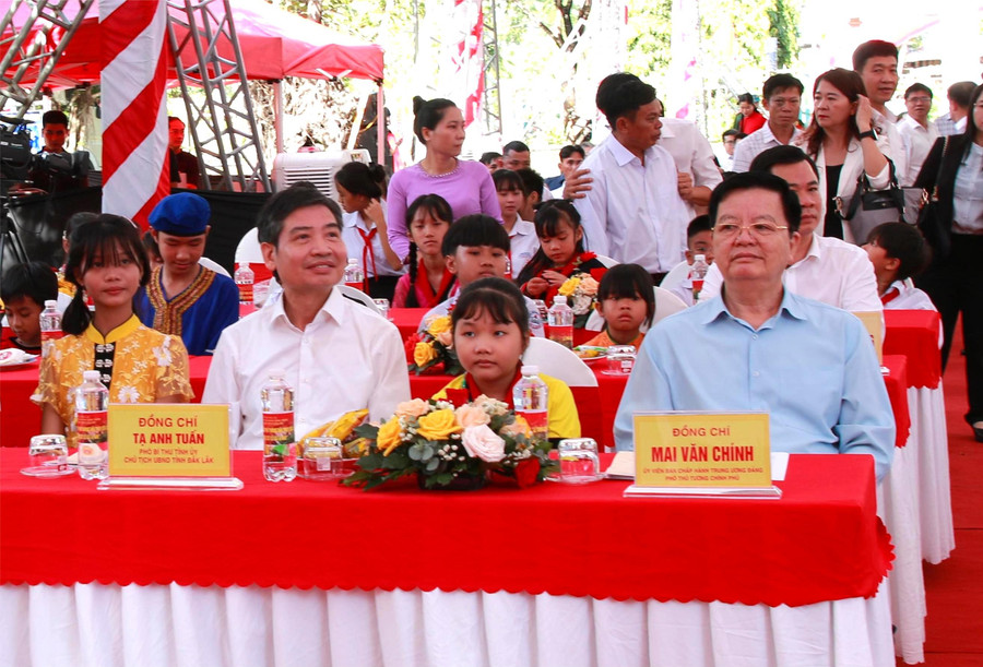 Phó Thủ tướng Mai Văn Chính, Chủ tịch UBND tỉnh Đắk Lắk Tạ Anh Tuấn cùng học sinh xã Ia R'vê, Đắk Lắk. (Ảnh: TT)