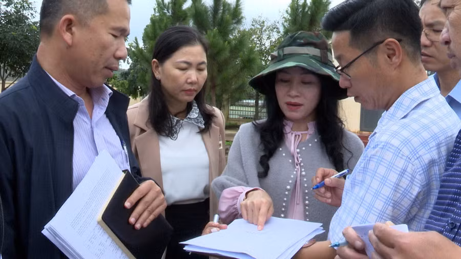 Giám đốc Sở GD&ĐT Lâm Đồng Lê Thị Bích Liên khảo sát thực địa tại khu vực biên giới. (Ảnh: Minh Hoàng)