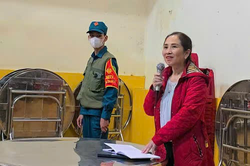 Bà Nguyễn Thái Quỳnh Nga - Hiệu trưởng Trường Tiểu học Trưng Vương đối thoại với phụ huynh tối 18/9. a3-ba.jpg