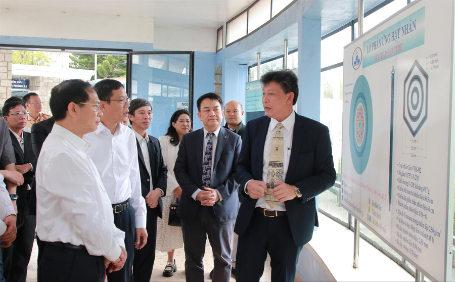 TS Cao Đông Vũ giới thiệu với Phó Thủ tướng và đoàn công tác về quy trình vận hành của lò phản ứng hạt nhân Đà Lạt. (Ảnh: Thành Tâm)