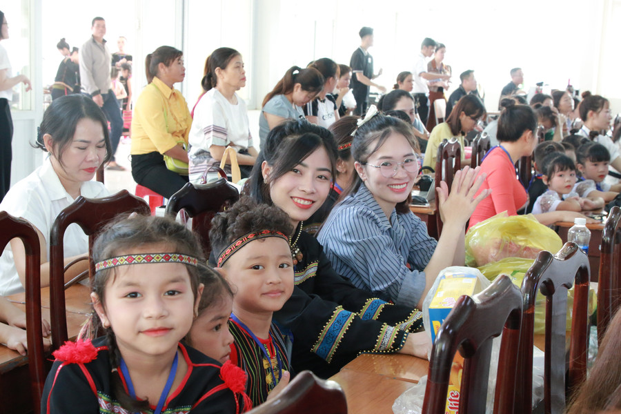 Trẻ mầm non và giáo viên tham dự Hội thi. (Ảnh: TT) 3-co-tro.jpg