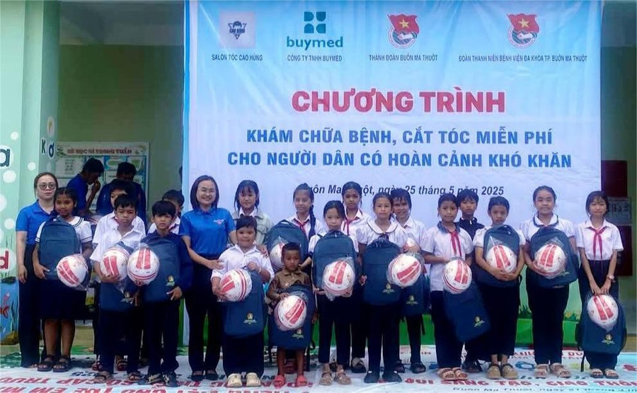 Ban tổ chức tặng quà cho học sinh có hoàn cảnh khó khăn. (Ảnh: TĐ) huong-2.jpg