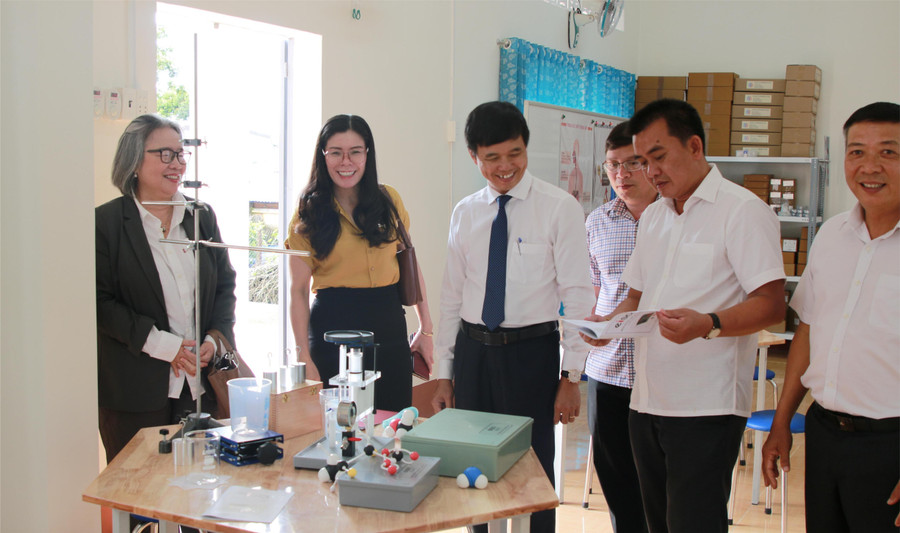 Đại biểu tham quan phòng học bộ môn tại Trường THCS Nguyễn Du. (Ảnh: Thành Tâm) img-1406.jpg