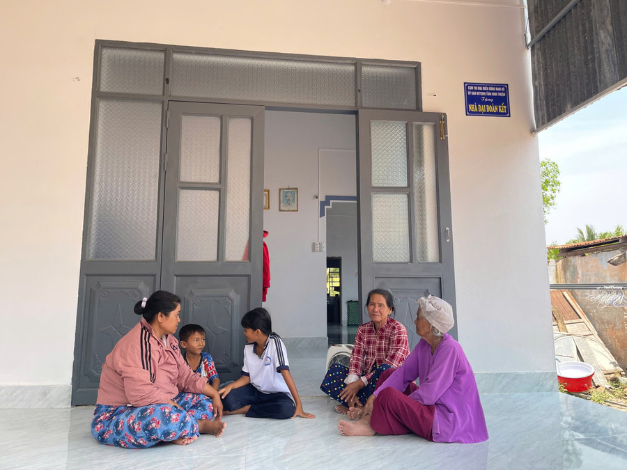 Bà Dụng Thị Phương Lan cùng con cháu bên căn nhà mới khang trang. (Ảnh: QT) ld3.jpg