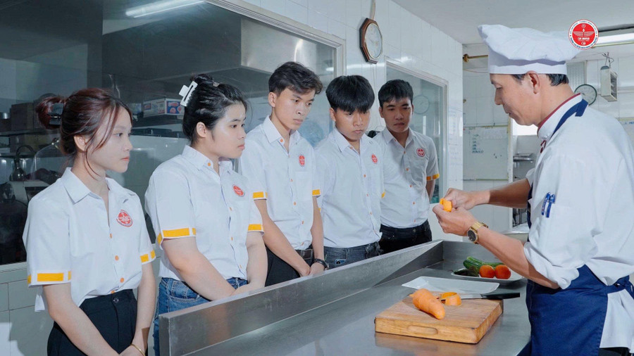 Đầu bếp khách sạn hướng dẫn sinh viên kỹ năng sử dụng dao và kỹ thuật sơ chế, cắt tỉa rau củ. (Ảnh: BK) a1-1.jpg