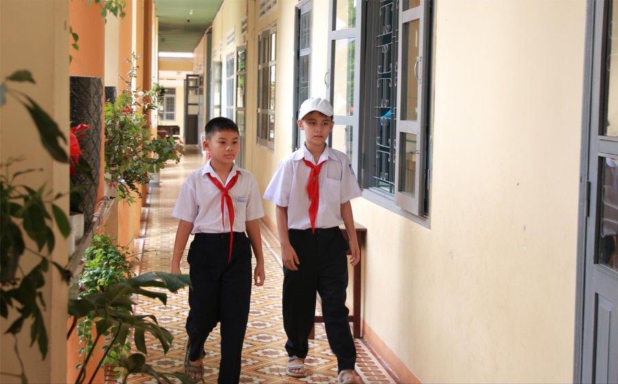 Đôi bạn Minh Triết (bên phải) và Minh Quân tự tin đến lớp 5A2, Trường Tiểu học Nguyễn Công Trứ chuẩn bị cho năm học 2025-2026. (Ảnh: Thành Tâm) 1-hs2.jpg