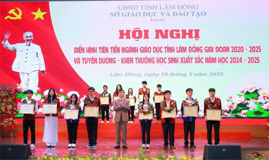 Giám đốc Sở GD&ĐT Phạm Kim Quang trao Bằng khen, phần thưởng cho các học sinh xuất sắc. (Ảnh: GD)