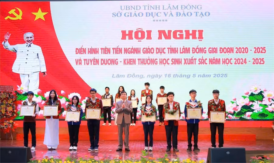 Giám đốc Sở GD&ĐT Phạm Kim Quang trao Bằng khen, phần thưởng cho các học sinh xuất sắc. (Ảnh: GD)