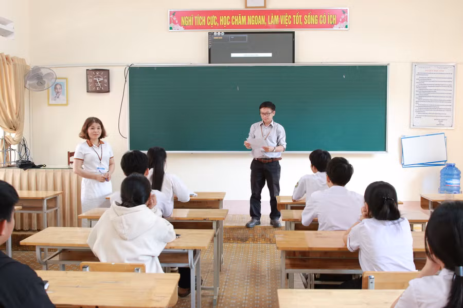 Thí sinh tại Hội đồng thi Trường THPT Lê Quý Đôn, tỉnh Đắk Lắk nghe phổ biến Quy chế thi. (Ảnh: TT)