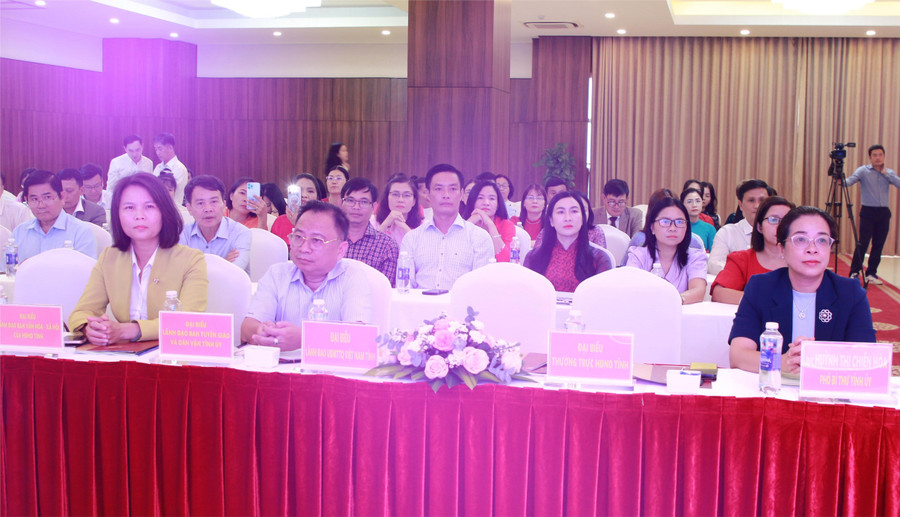 Đại biểu dự Hội nghị điển hình tiên tiến ngành Giáo dục Đắk Lắk lần thứ I. (Ảnh: Thành Tâm) 1-db1.jpg