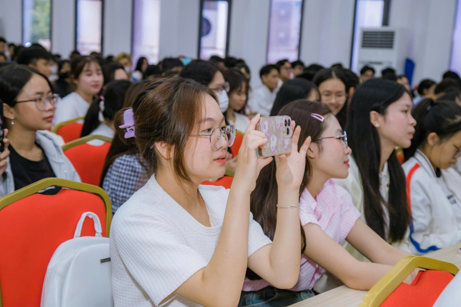 Các tân sinh viên không chỉ lắng nghe mà còn tranh thủ quay lại buổi giao lưu để làm tư liệu. sv.jpg
